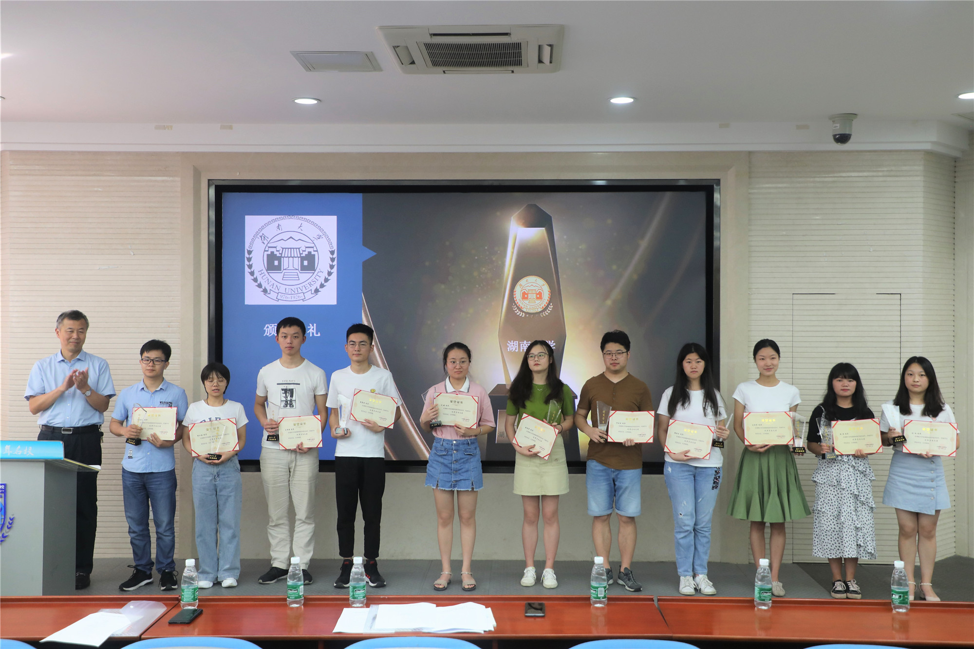 IMG_1876陈伟为首届新闻奖优秀学生记者奖颁奖。.jpg