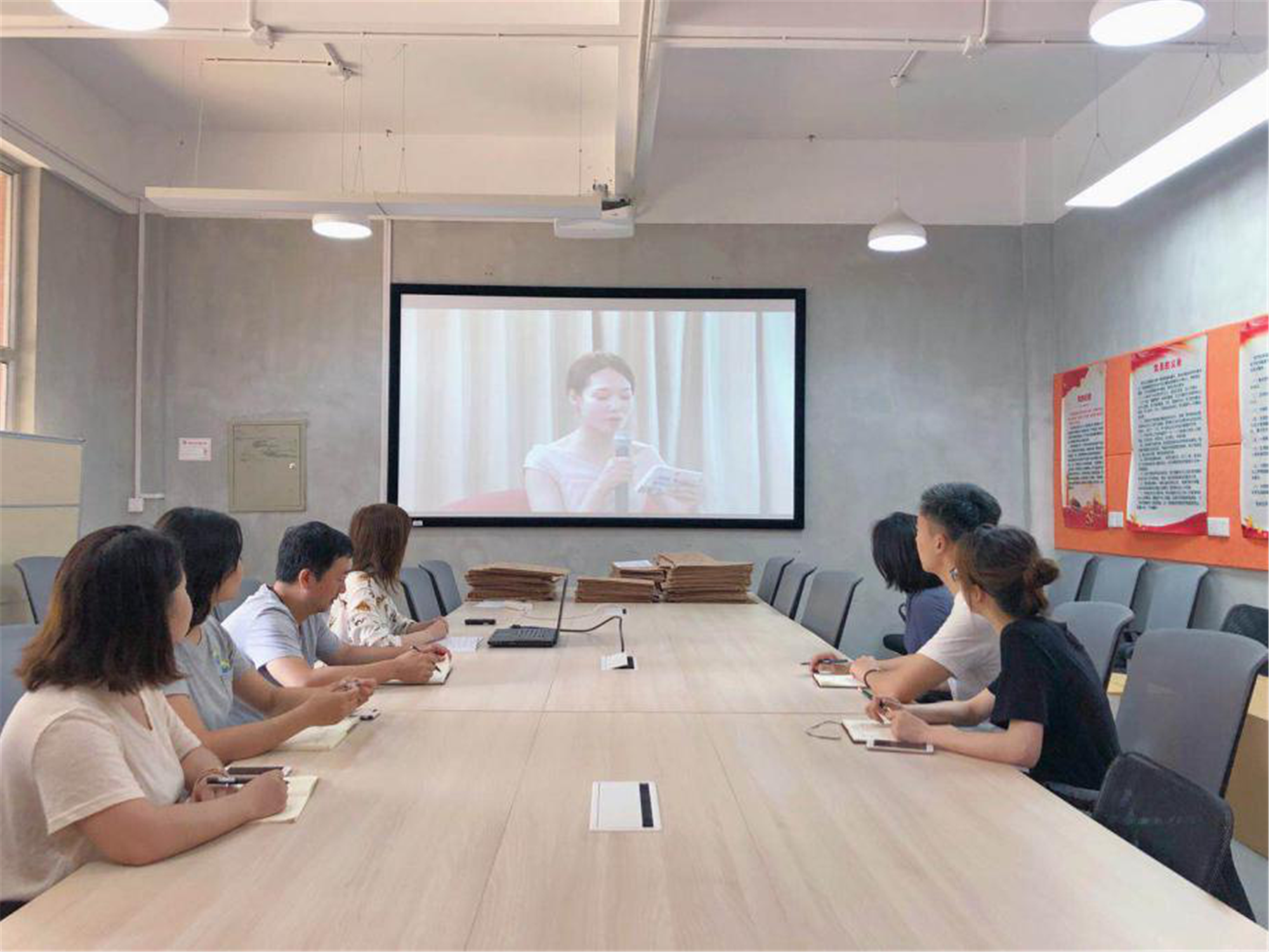 分会场各学院组织学生收看2.png