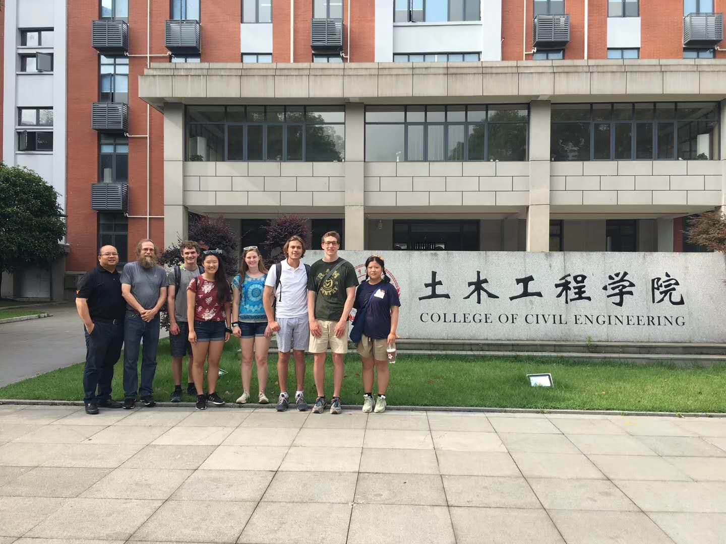 张根宝博士带领美国师生团参观土木实验室.png