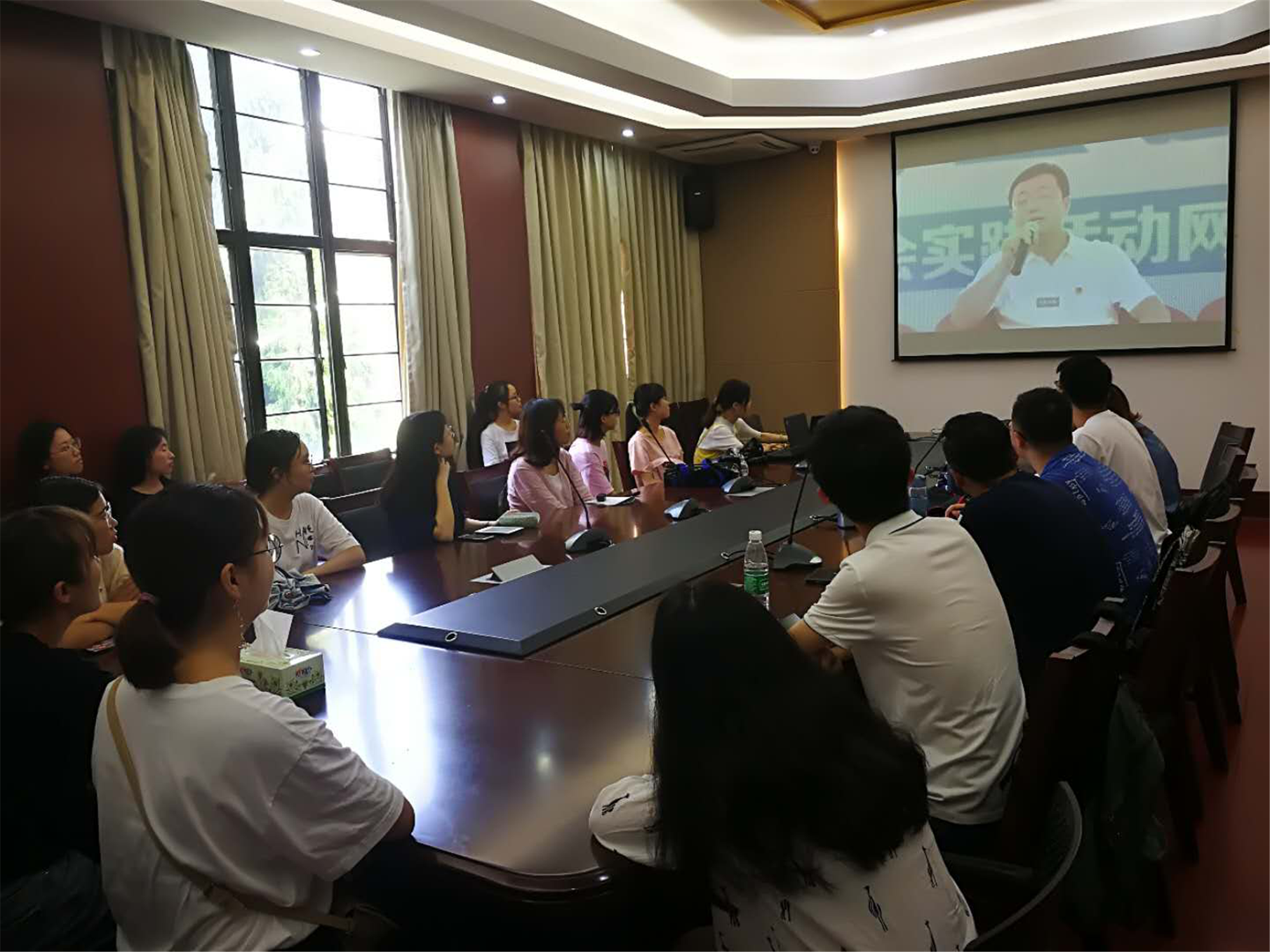 分会场学院组织学生在会议室收看.png