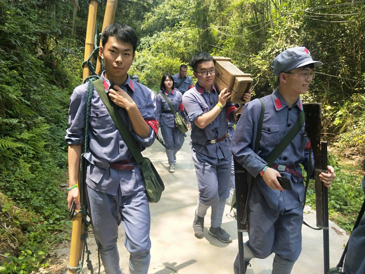 湖大学生们在体验急行军。长沙晚报通讯员 解景 供图