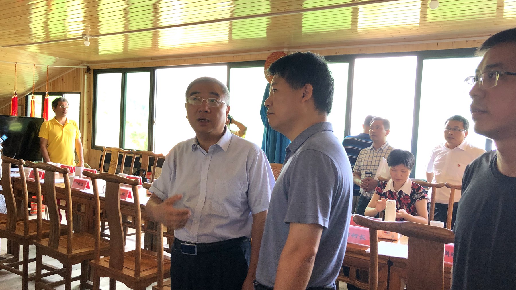 图6 赵亚辉书记与喻树长副巡视员交流.jpg