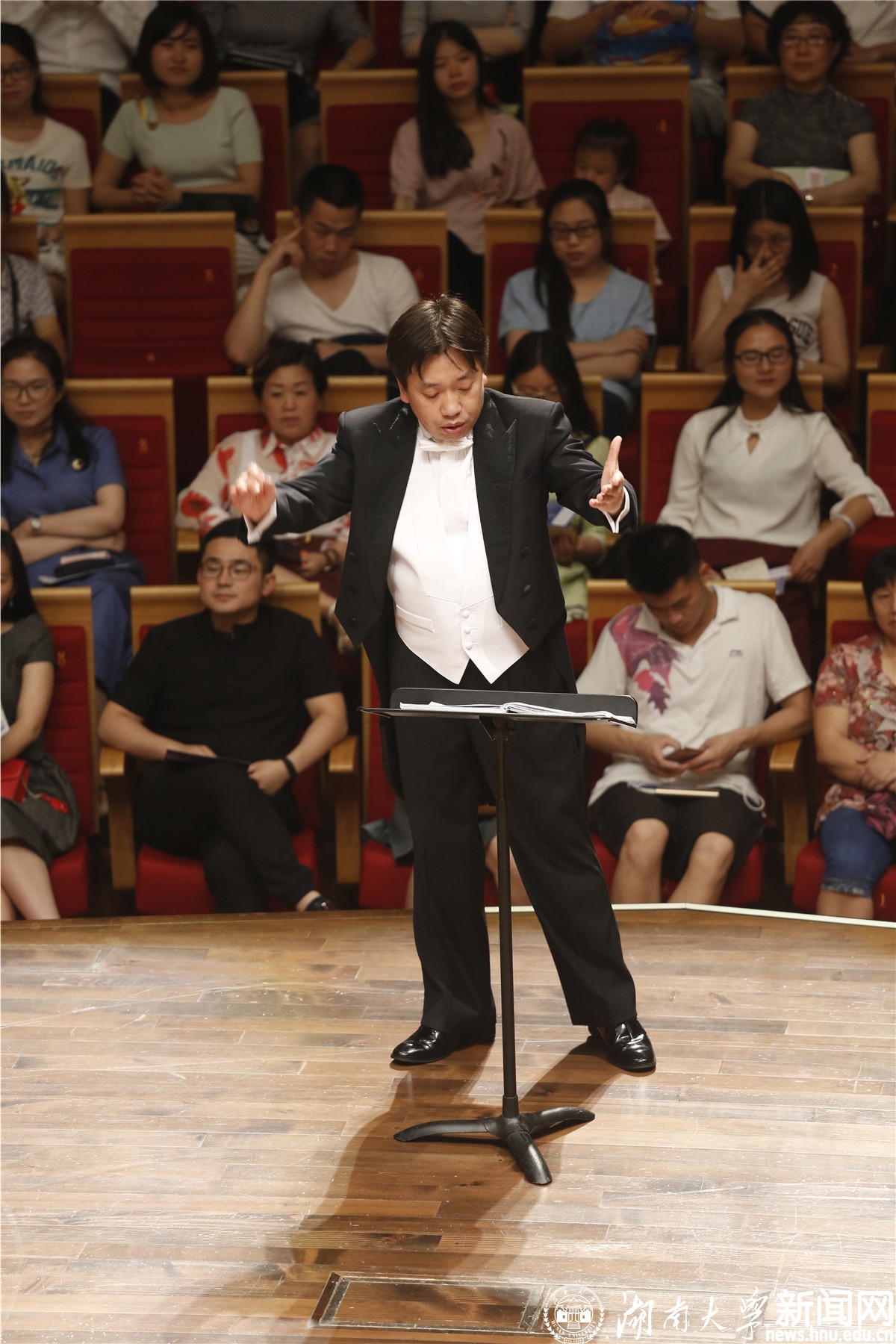 大学生合唱团指挥唐德老师.jpg