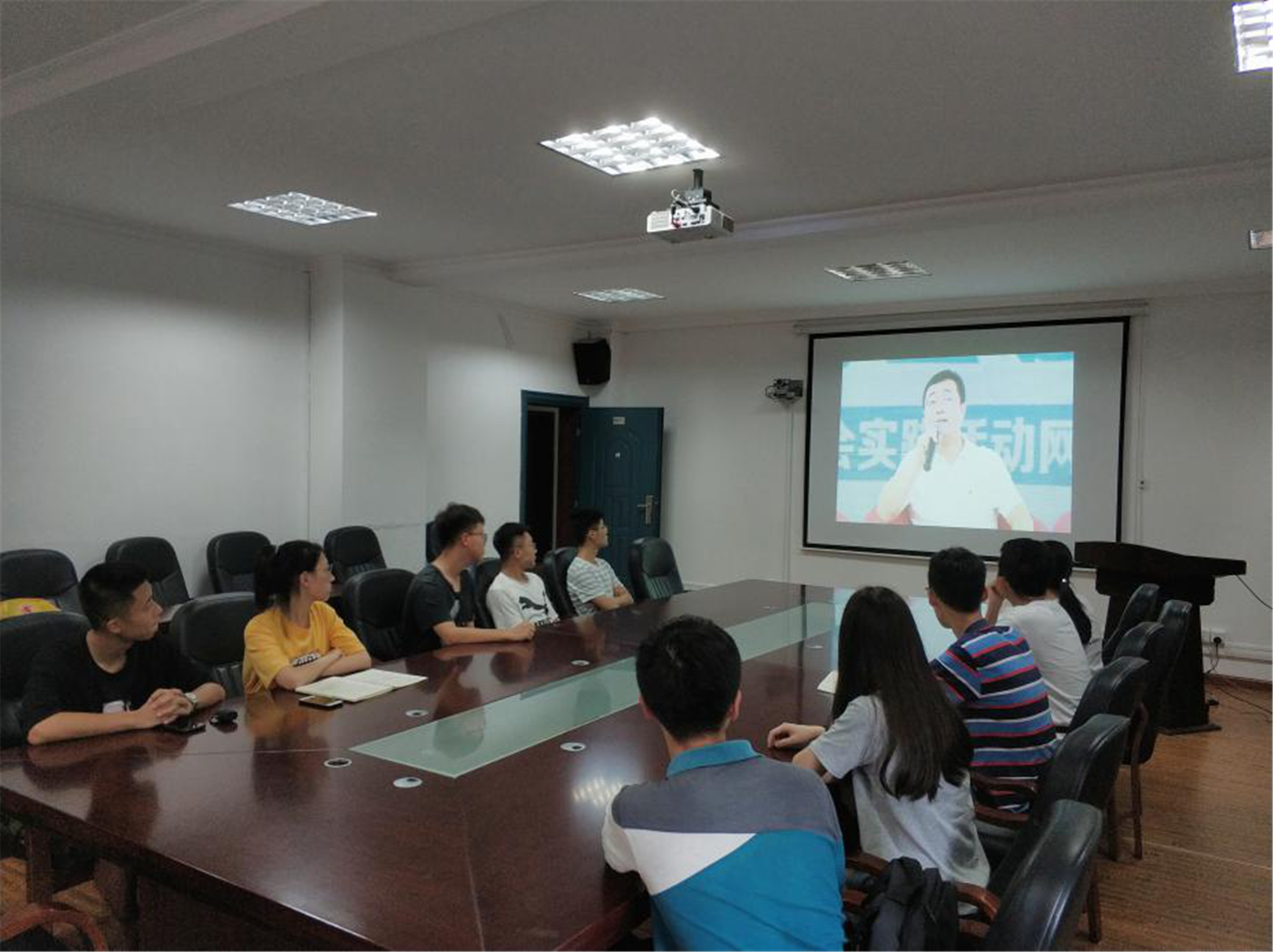 分会场各学院组织学生收看3.png