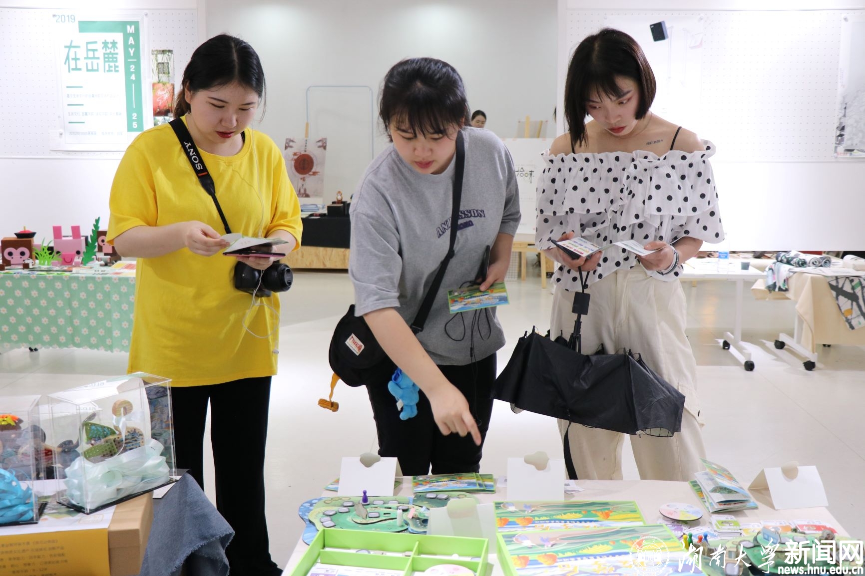 13观众了解设计作品。.JPG