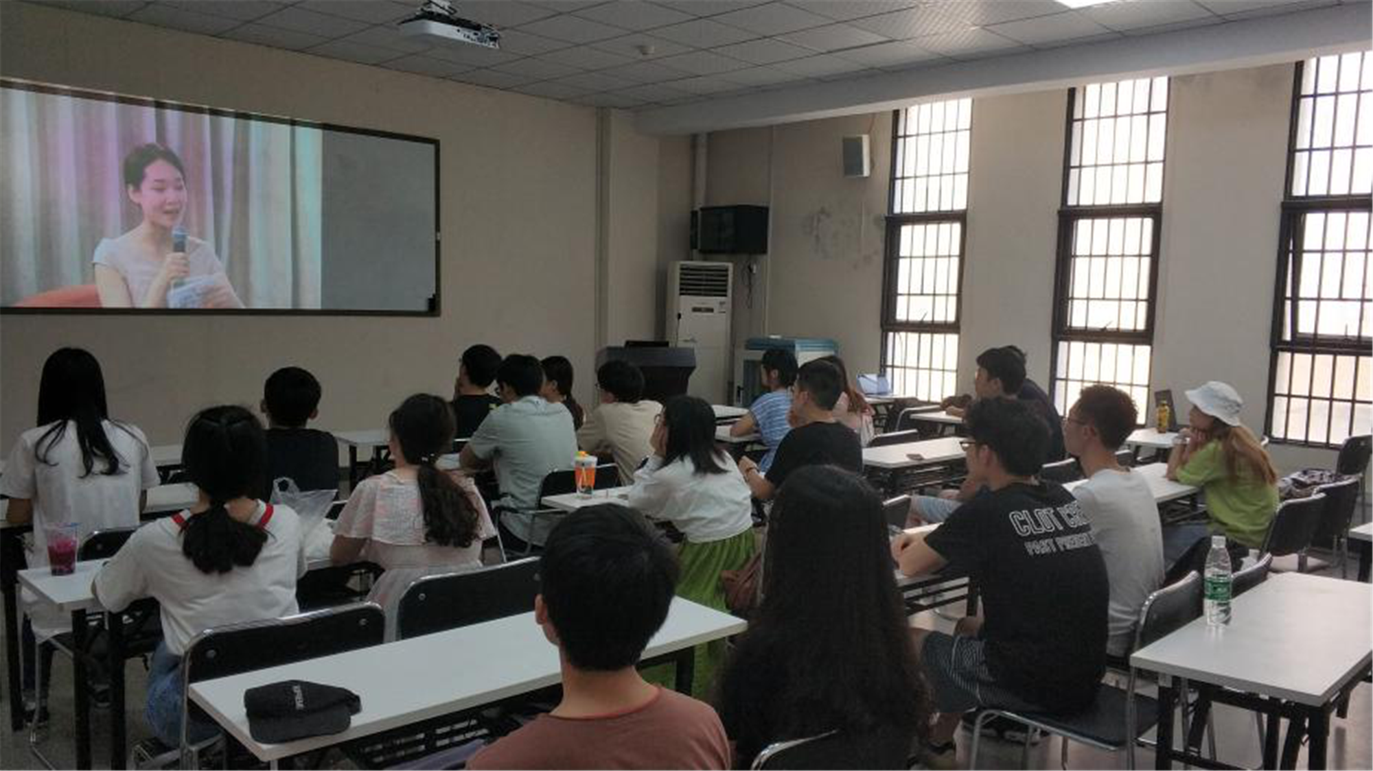 分会场各学院组织学生收看4.png