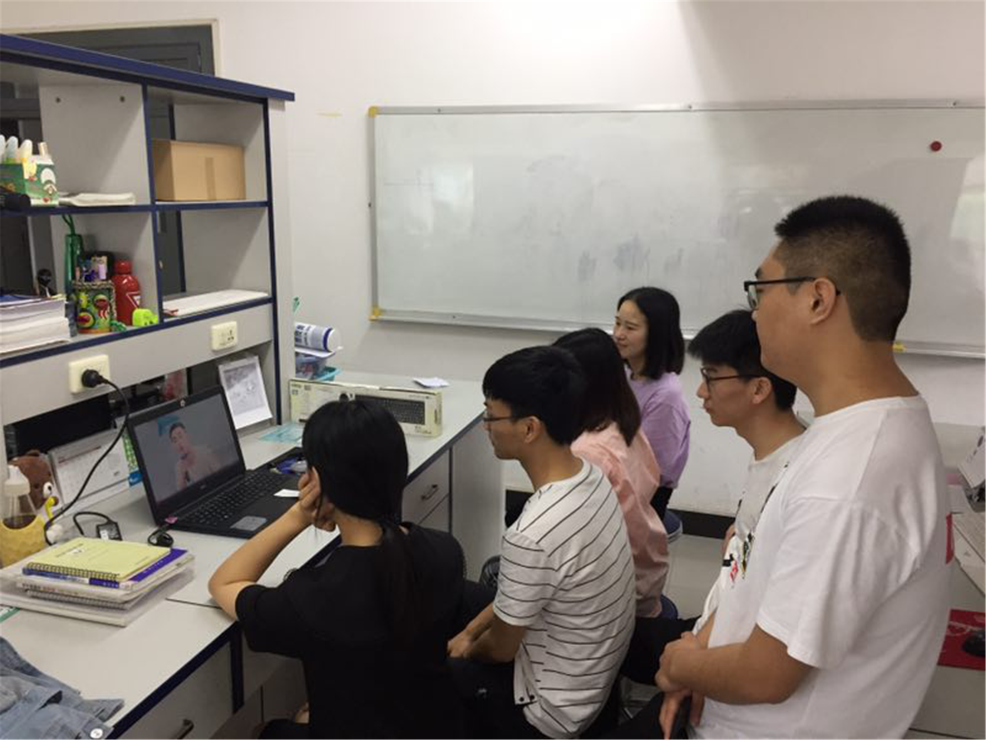 分会场学院组织学生在办公室收看.png